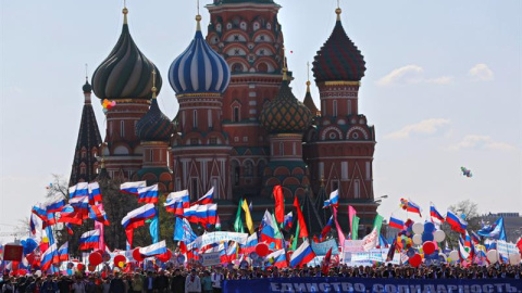 Los participantes de la marcha por el Día Internacional de los Trabajadores en Moscú, Rusia, muestran una pancarta en la que puede leerse "Unidad, solidaridad y derechos humanos". Más de 90.000 personas han acudido a la celebración en Moscú