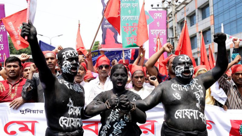 Trabajadores de la confección gritan consignas durante  la marcha por el Día Internacional de los Trabajadores en  Daca , Bangladés EFE / EPA / ABIR ABDULLAH