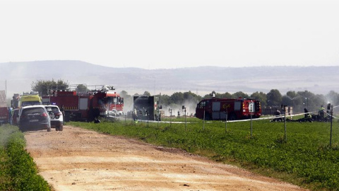 Bomberos, Policía Nacional y personal sanitario trabajan en la zona en la que se estrelló el avión Eurofigther que volvía a Albacete tras participar en los actos con motivo del Día de la Fiesta Nacional. EFE/Manu