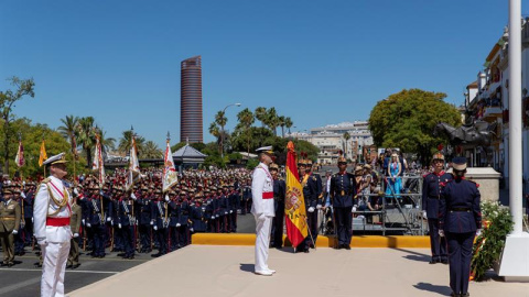 Los reyes presiden en Sevilla el desfile del Día de las Fuerzas Armadas que, por segunda vez se celebra en la capital andaluza, y en el que participarán más de 2.600 efectivos, 177 vehículos, 49 aviones, 36 helicópteros y 34 motos y servirá