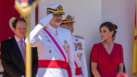 Los reyes presiden en Sevilla el desfile del Día de las Fuerzas Armadas. EFE/ Julio Muñoz