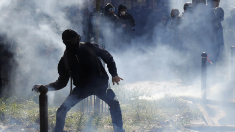 Jóvenes lanzan piedras a la policía durante la manifestación contra de la propuesta de la legislación laboral francesa durante la marcha del Primero de Mayo.-REUTERS / Philippe Wojazer