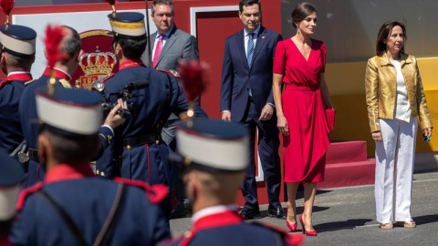 La reina Letizia (2d), junto al alcalde de Sevilla, Juan Espadas(4d), el presidente de la Junta de Andalucía, Juan Manuel Moreno(3d), y la ministra de Defensa, Margarita Robles(d) durante desfile del Día de las Fuerzas Armadas