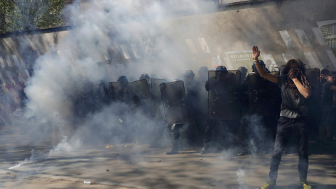 Policías antidisturbios franceses avanzan con escudos para hacer retroceder a los jóvenes que protestan en contra de la propuesta de la legislación laboral francesa durante la marcha del Primero de Mayo.-REUTERS / Philippe Wojazer