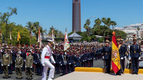 el Rey durante el homenaje a los españoles fallecidos en misiones en el exterior, cuyas familias han sido invitadas por primera vez a participar en la fiesta militar.EFE/Julio Muñoz