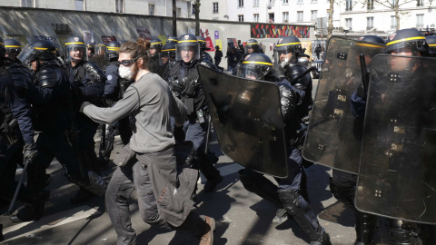 Policías antidisturbios franceses avanzan con escudos para hacer retroceder a los jóvenes que protestan en contra de la propuesta de la legislación laboral francesa durante la marcha del Primero de Mayo.-REUTERS / Philippe Wojazer