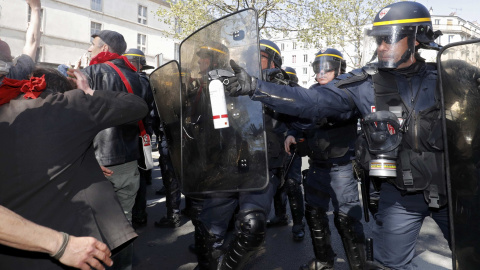 Policías antidisturbios franceses avanzan con escudos para hacer retroceder a los jóvenes que protestan en contra de la propuesta de la legislación laboral francesa durante la marcha del Primero de Mayo.-REUTERS / Philippe Wojazer