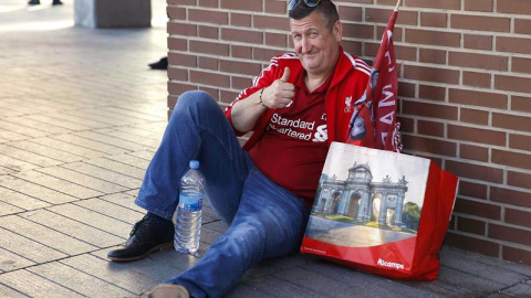 Un aficionado del Liverpool, en Madrid. EFE/EPA/Paco Campos