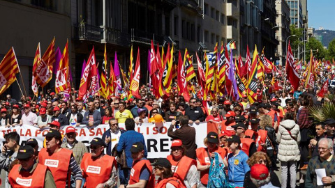 Miles de trabajadores participan esta mañana en Barcelona en la manifestación del Primero de Mayo, convocada por CCOO y UGT, que reivindica la lucha contra la pobreza salarial y social y la recuperación de los derechos perdidos durante los 