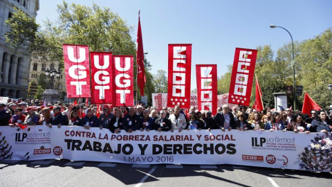 Los secretarios generales de CCOO y UGT, Ignacio Fernández Toxo y Pepe Álvarez, encabezan la manifestación central con motivo del Primero de Mayo, en su recorrido por el Paseo del Prado de Madrid. EFE/Juan Carlos Hidalgo