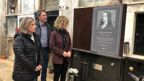 Imatge de la làpida que recorda María Griñó al cementiri de Tortosa.