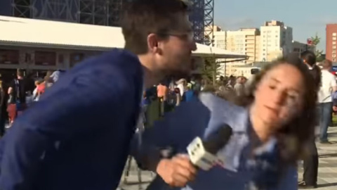 Un hombre acosa a una periodista brasileña al intentar besarla en pleno directo.