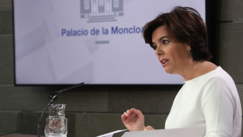 La vicepresidenta del Gobierno, Soraya Sáenz de Santamaría, durante la rueda de prensa posterior al Consejo de Ministros. EFE/Zipi