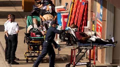 Pacientes esperan fuera de Urgencias en un hospital de Los Angeles ante la saturación que sufre debido a la pandemia por covid-19.