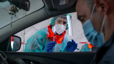 Una sanitaria realiza el test de saliva a un ciudadano durante el cribado selectivo de positivos por covid-19 realizado en la localidad orensana de Verín.