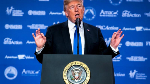 El presidente de EEUU, Donald Trump, ofrece unas declaraciones a su llegada al encuentro Values Voters (Votantes con Valores) en Washington DC. EFE/Michael Reynolds