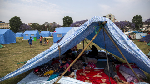 Un campamento improvisado para acoger a las personas que se han quedado sin hogar en Katmandú. /REUTERS