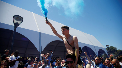 Los aficionados del Totteham, en su fanzone, ubicada en la Plaza de Colón. REUTERS/Javier Barbancho