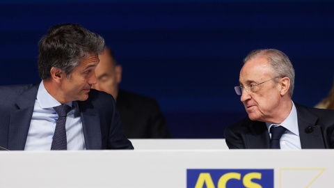 El presidente del grupo ACS, Florentino Pérez (d.), conversa con el consejero delegado de la constructora, Juan Santamaría (i.), durante la junta de accionistas de la constructora, en Madrid. E.P./ Eduardo Parra