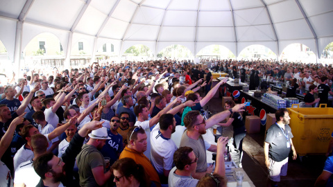 Los aficionados del Totteham, en su fanzone, ubicada en la Plaza de Colón. REUTERS/Javier Barbancho