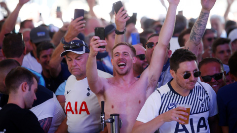 Los aficionados del Totteham, en su fanzone, ubicada en la Plaza de Colón. REUTERS/Javier Barbancho