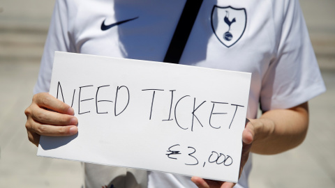 Miles de aficionados han llegado a la capital sin tener entradas para el partido. REUTERS/Javier Barbancho