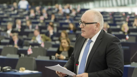 El vicepresidente primero de la Comisión Europea, Frans Timmermans, pronuncia su discurso durante el debate pactado por la mayoría de grupos políticos con el enunciado 'Estado de Derecho, Constitución y Derechos Fundamentales en España, a l