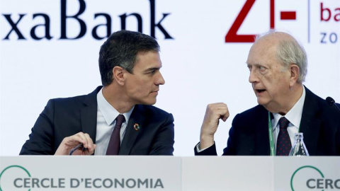 El presidente del Gobierno en funciones, Pedro Sánchez, acompañado por el presidente del Círculo de Economía, Juan José Bruguera (d), clausuró este mediodía la XXXV Reunión del Círculo de Economía de Sitges, en la que durante tres días ha r