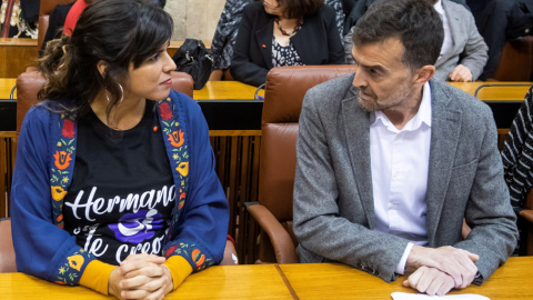 Los líderes de Adelante Andalucía, Teresa Rodríguez, y Antonio Maíllo, en el Parlamento de Andalucía durante la sesión constitutiva de la XI legislatura. EFE/Raúl Caro