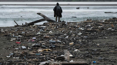 Vista de los alrededores del río Tárcoles, uno de los más contaminados de Centroamérica y que colinda con el bosque húmedo del parque Nacional Carara, el 25 de mayo de 2019, en el pacífico central de Costa Rica. Costa Rica presentó este lun