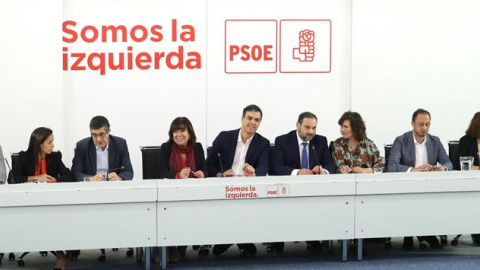 El secretario general del PSOE, Pedro Sánchez (c), junto a la presidenta del partido, Cristina Narbona (4i); el secretario de Organización, José Luis Ábalos (4d); el secretario de Política Federal, Patxi López (3i); la secretaria del Área d