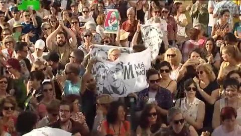 Multitudinaria manifestaciÃ³n en apoyo a Carmena frente al Ayuntamiento de Madrid