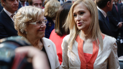 La presidenta de la Comunidad de Madrid, Cristina Cifuentes, y la alcaldesa de la capital, Manuela Carmena, conversan durante el acto de imposición de Medallas y Condecoraciones de la Orden del Dos de Mayo, con motivo del Día de la Comunida