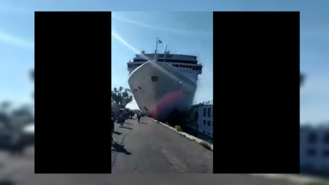 Momento en el que un crucero turístico choca contra un muelle veneciano.