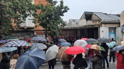 Una protesta veïnal per demanar l'obertura de la biblioteca del barri del Centre de Badalona.