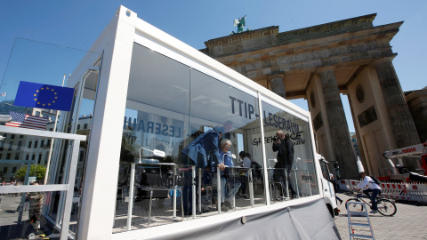 El puesto montado por Greenpeace para leer los documentos filtrados del TTIP frente a la puerta de Brandeburgo, en Berlín. REUTERS/Fabrizio Bensch