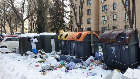 Contenedor lleno de basura en Puerta del Ángel (Madrid).