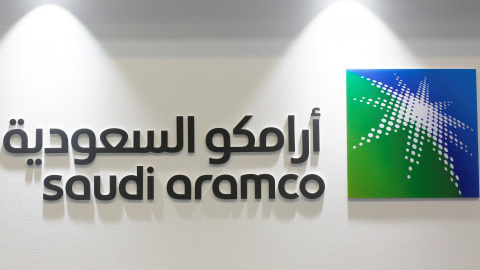 El logo de la petrolera Saudi Aramco en una feria energética en Manama, la capital de Bahrein. REUTERS/Hamad I Mohammed