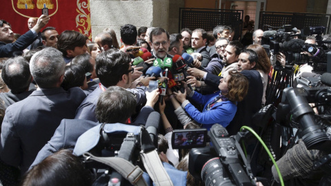 El presidente del Gobierno en funciones, realiza unas declaraciones a los periodistas tras asistir hoy a los actos del Dos de Mayo, Día de la Comunidad de Madrid. EFE/Zipi