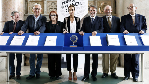 El presidente del Grupo Planeta, Jose Creuheras (c), acompañado por los miembros del jurado Alberto Blecua (i), Fernando Delgado (2i), Rosa Regás (3i), Carmen Posadas (4i), Juan Eslava Galán (5i) y Pere Gimferrer (d), posan con los manuscri