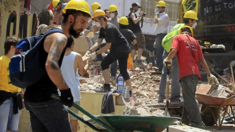 Activistas tratan de reconstruir el CSOA Can Vies tras su demolición.- EFE