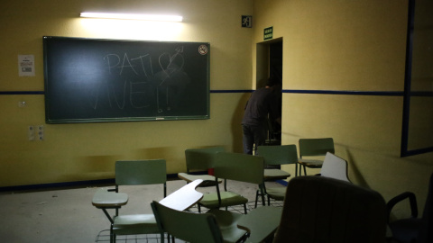 Los activistas cogen pupitres del edificio para organizar la asamblea.- JAIRO VARGAS