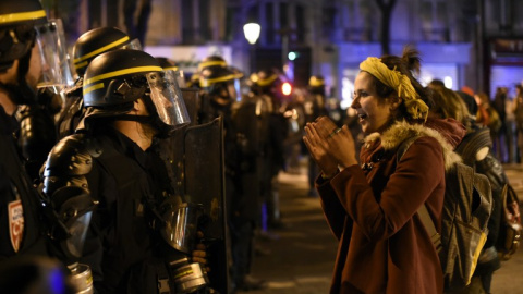 Una mujer se encara con la Policía francesa que bloquea el acceso a la Plaza de la República. AFP  / MIGUEL MEDINA