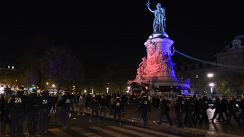 La Policía francesa se enfrenta a los manifestantes en la Plaza de la República. AFP PHOTO / MIGUEL MEDINA /