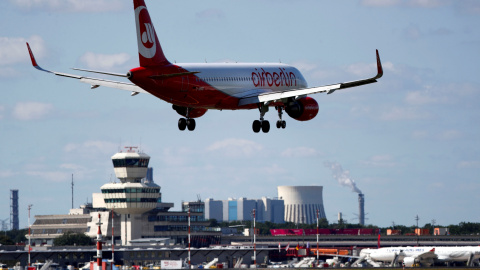 Un avión de Air Berlin aterrizando en el aeropuerto berlinés de Tegel. REUTERS/Fabrizio Bensch