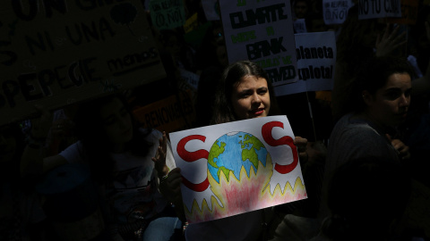 Los manifestantes participan en una marcha convocada por el movimiento "Fridays For the Future" contra el cambio climático en Madrid./REUTERS