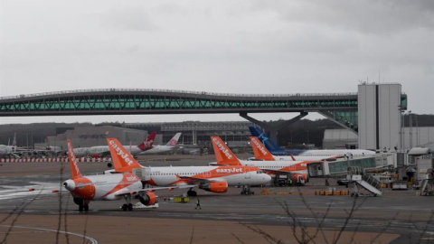 Vista de aviones aparcados en una pista del aeropuerto de Gatwick en Sussex (Reino Unido). (FACUNDO ARRIZABALAGA | EFE)