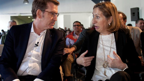 El líder del PP de Galicia, Alberto Núñez Feijóo, conversa con la ministra de Fomento, Ana Pastor, durante la presentación en Vigo de su candidatura al XVI Congreso del partido, que tendrá lugar el 7 y 8 de mayo en Ourense. EFE/Salvador Sas