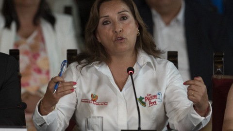 La presidenta de Perú, Dina Boluarte, habla durante una rueda de prensa tras la presentación de un informe de la Comisión Interamericana de Derechos Humanos, el 3 de mayo de 2023 en Lima