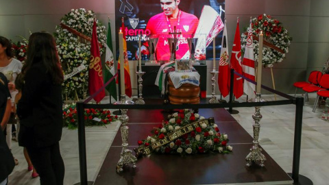 Cientos de personas despiden al futbolista José Antonio Reyes, fallecido ayer en accidente de tráfico, en la capilla ardiente instalada en el antepalco del estadio Ramón Sánchez-Pizjuán de Sevilla. EFE/ Julio Muñoz